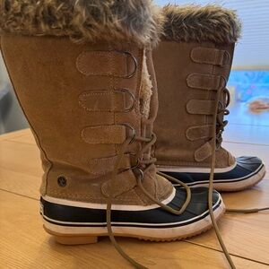 Northside Tan and Black Winter Boots with Fur Trim